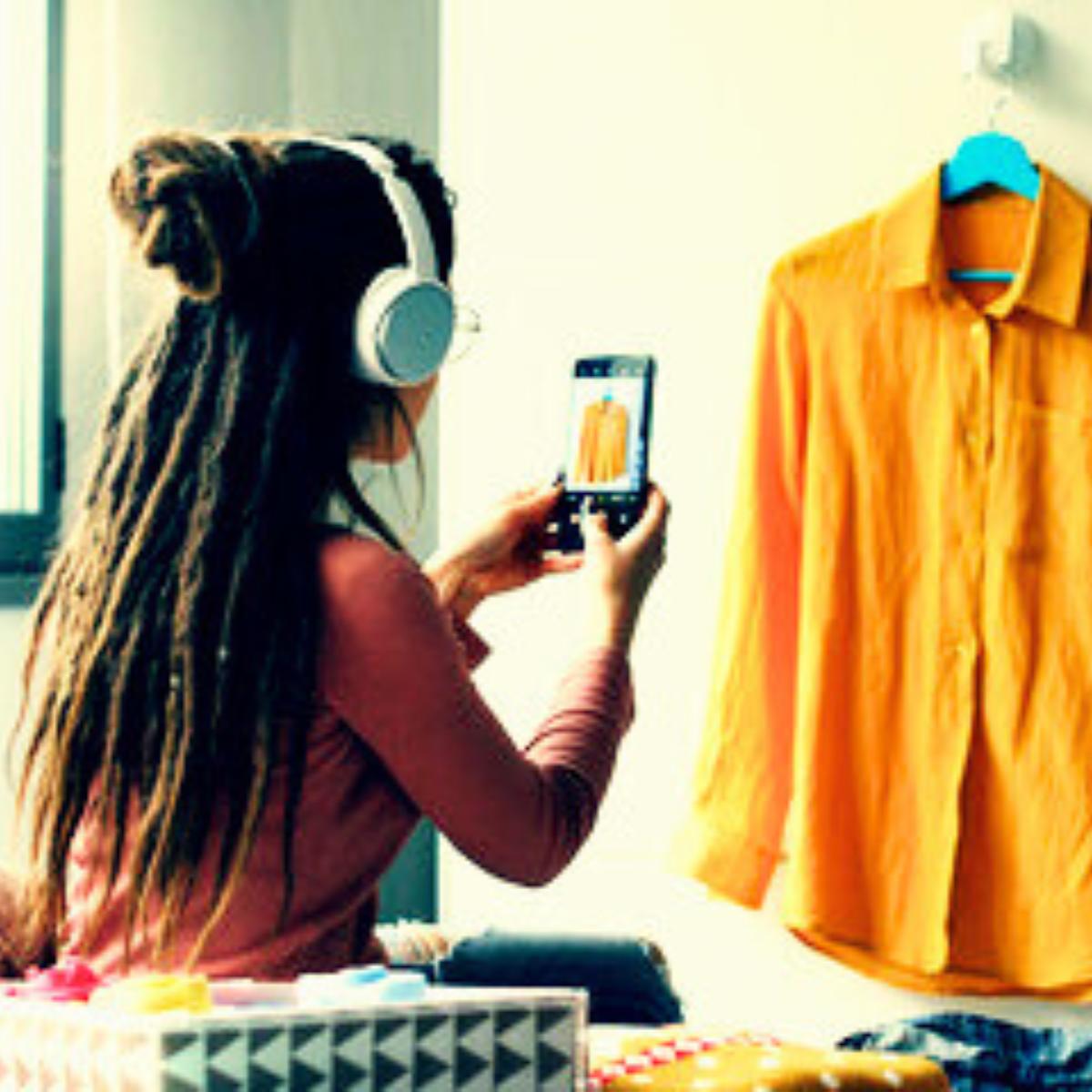 ragazza che fotografa un vestito usato da rivendere