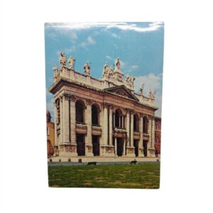 cartolina roma fine anni '70 rappresentante Basilica di S.Giovanni in Laterano non viaggiata con francobollo L.70 del 1975 non annullato. Fronte