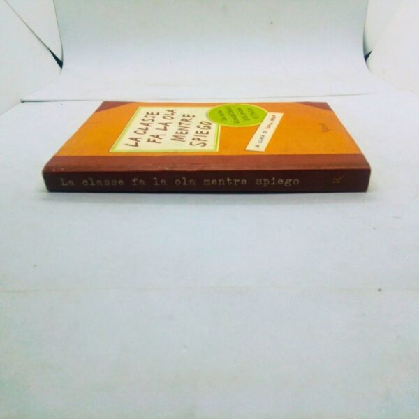 Libro la ckasse fa la ola mentre spiego 2006 rizzoli lato sinistro ( costa)